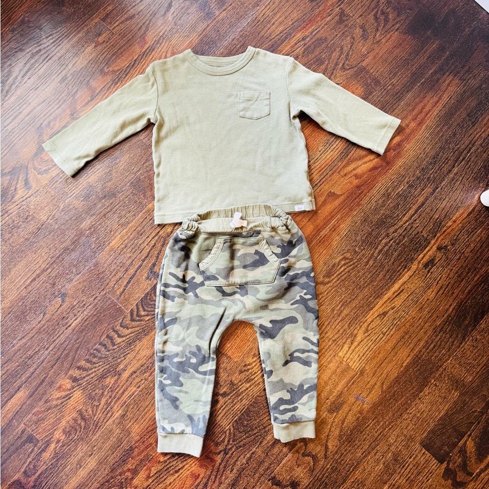 GAP Kids Olive Green Top and Camouflage Pants Set Size 18-24 Months